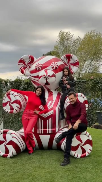 Oso monumental de caramelo instalado en jardín privado