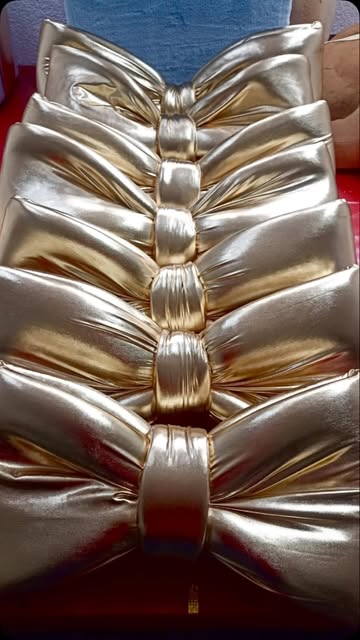 Moños dorados fabricados en el taller de iM Christmas